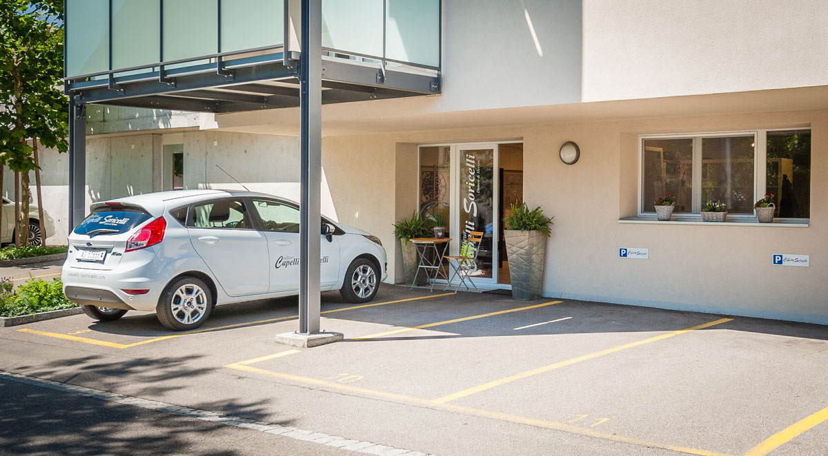 Auto steht vor dem Coiffeur Salon Capelli Soricelli